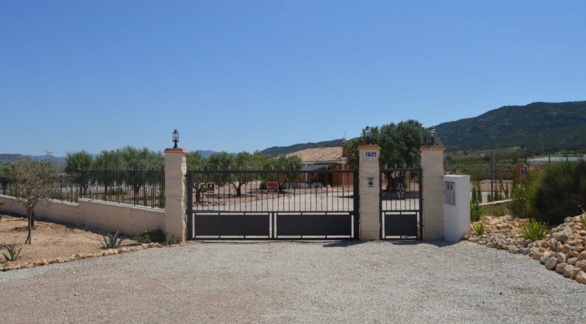 o_1efa75kmqe2i17vk18ptuarake3m