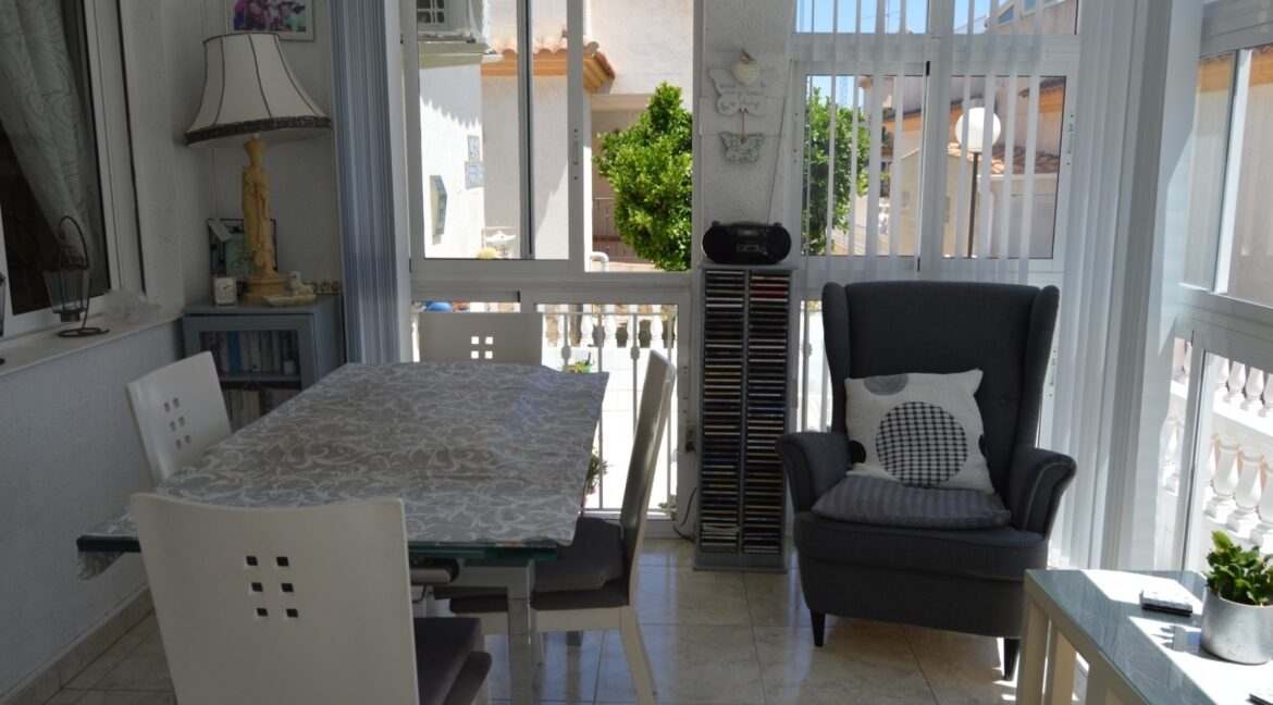 o_1efd55c3dsieq8ef7a24t19u12h