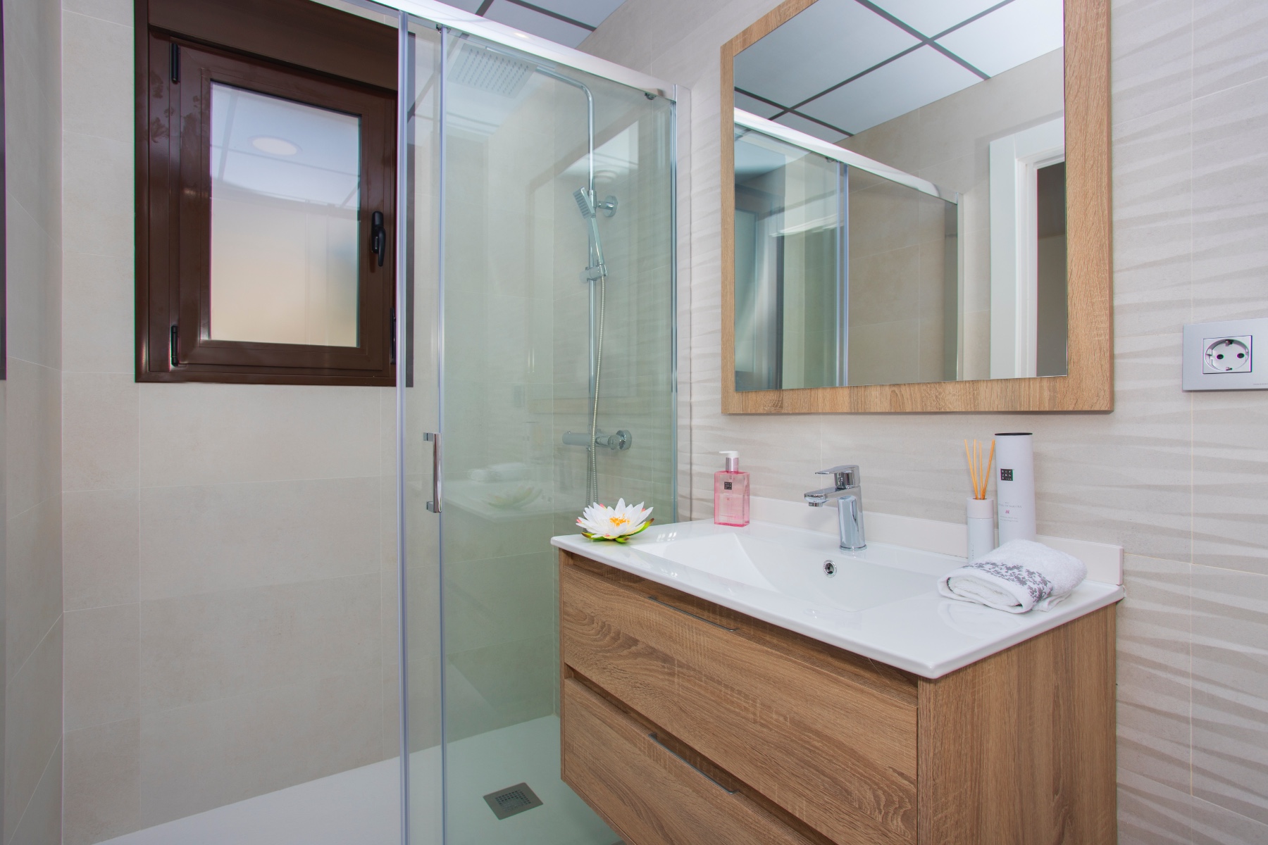 o_1ehuedk6618ra703p3ns4p14v338