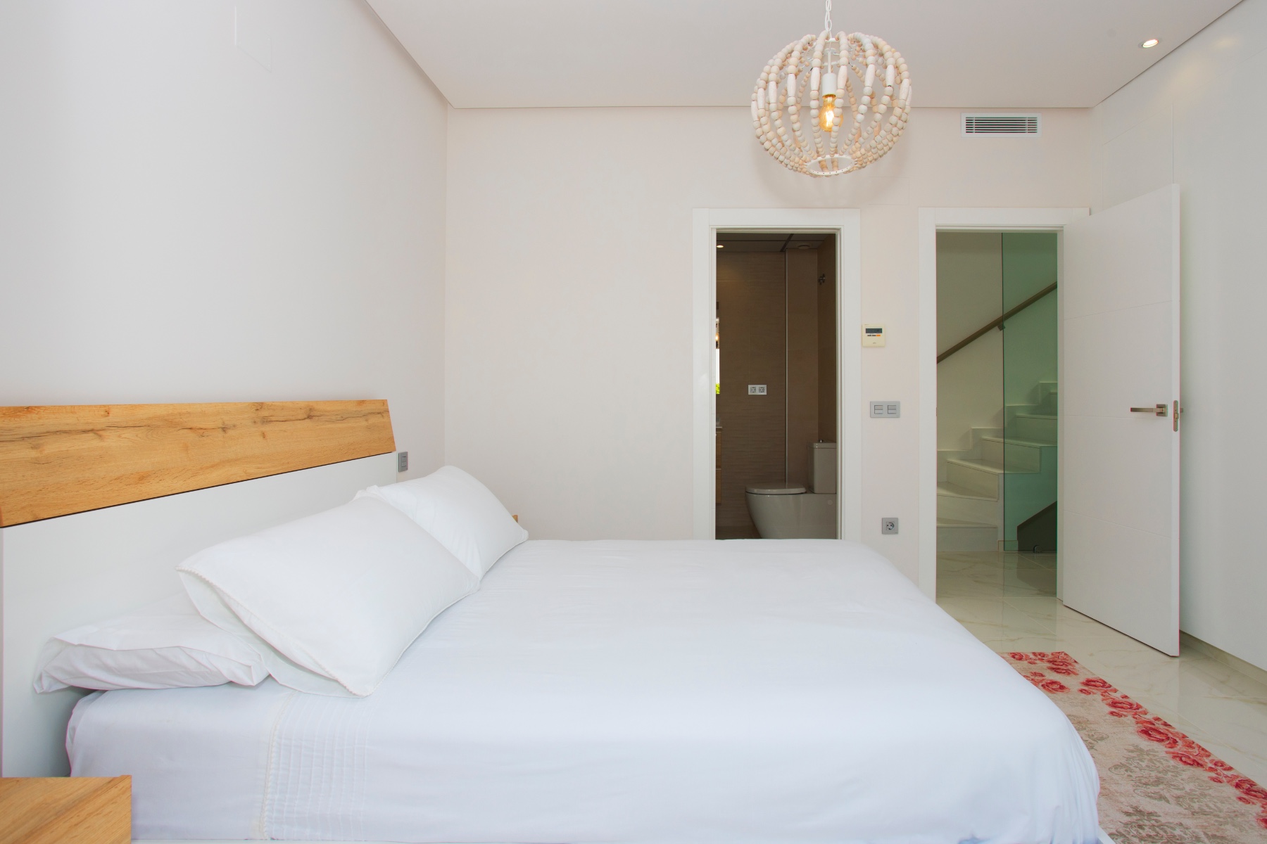 o_1ehuednv2loj1loj1e1u6jt1sq043