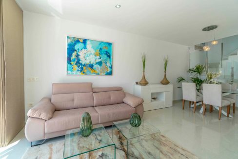 o_1eiava9cj1pt71akbis54k519584m