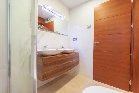 o_1eir5qm7fifv1q94v1fnn1g083i