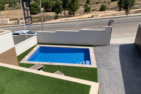 o_1ekbfcfg81onl8pf11921j7lj1o2e