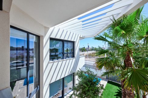 o_1eke3ig7k1b321k8h1bc518qf1503g