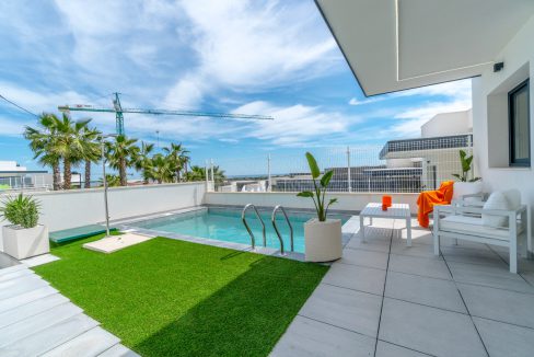 o_1ekm38rub1hotcov1ub18gnsur2v