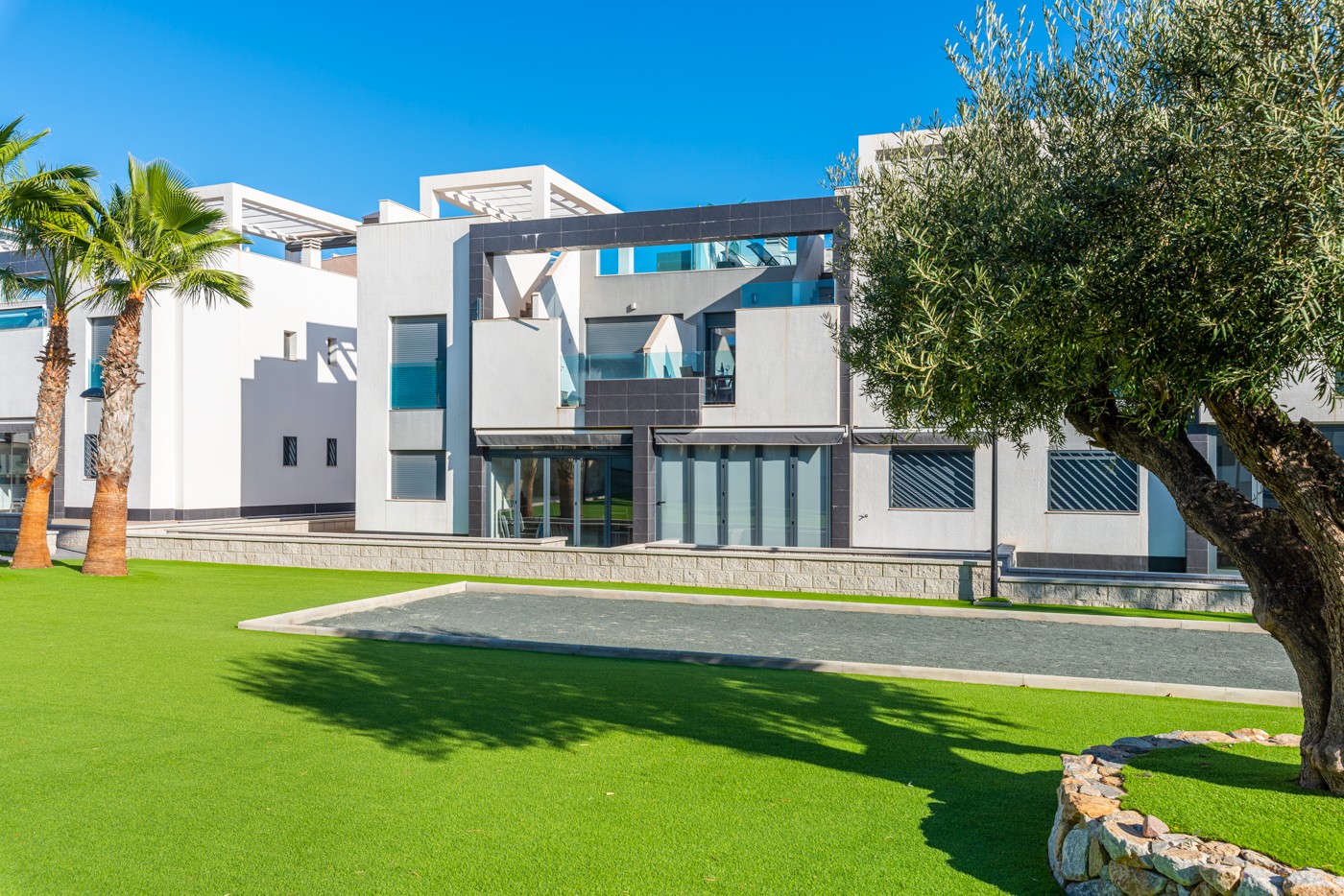 o_1emtm7nob1441nntc8q1hbq1jcn2q