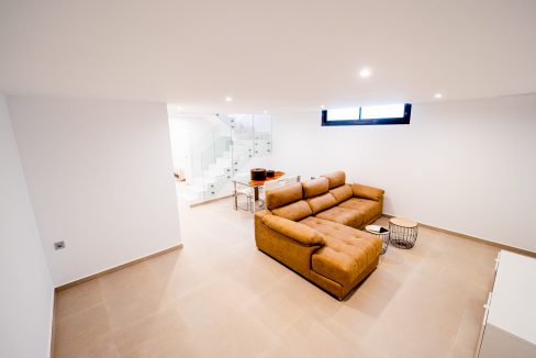 o_1envd66a1qaolr28ft121nng041