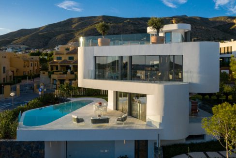 o_1euo8071est11ghd1pr2ddhdam35